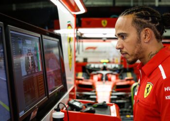 eddie irvine nuanceert hamiltons start in 2026