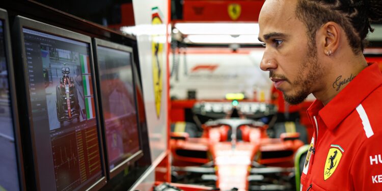 eddie irvine nuanceert hamiltons start in 2026