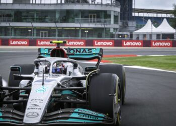 f1 academy kampioene pin voltooit historische f1 t