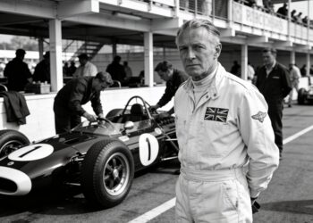 f1 legende stirling moss geschorst voor gevaarlijk rijden