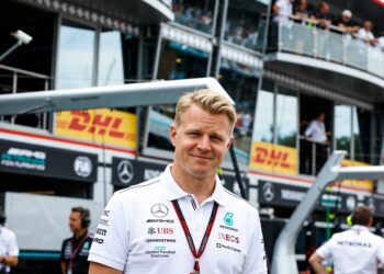 f1 leider antonelli duikt de dirttrack op bij motogp icoon rossi