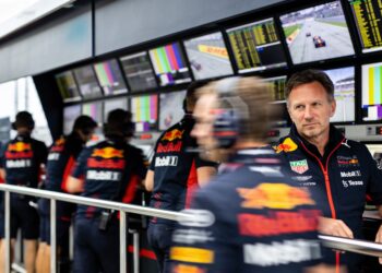 f1 teambaas bevestigt gesprekken over verkoop raci
