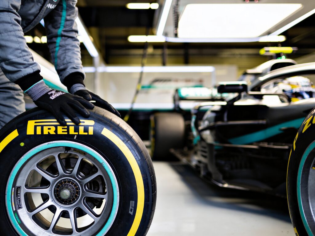 f1 teams in actie pirelli test nieuwe banden in april