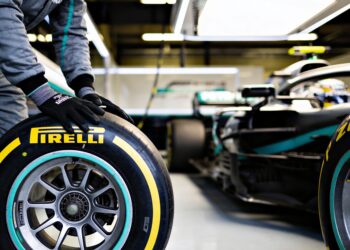 f1 teams in actie pirelli test nieuwe banden in april