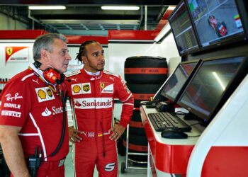 ferrari topman verdedigt hamilton tegen kritiek op