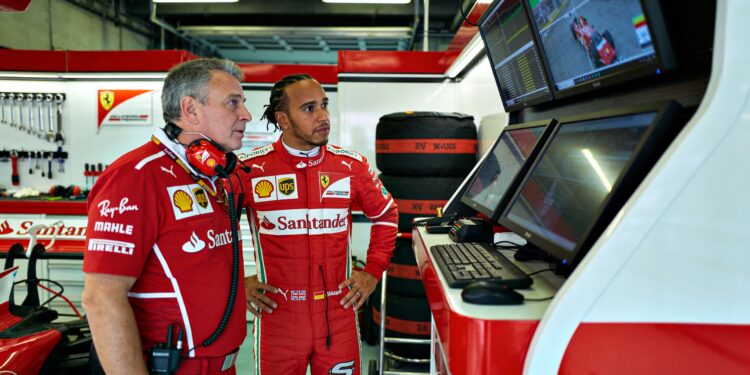 ferrari topman verdedigt hamilton tegen kritiek op