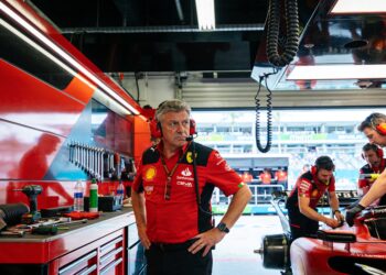 ferrari zet vizier op mercedes na studieweek in ma