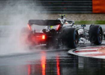 fia grijpt in boost mode in de regen per direct ve
