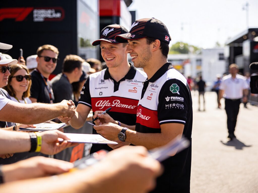 haas brengt f1 naar londen bearman en ocon ontmoeten fans