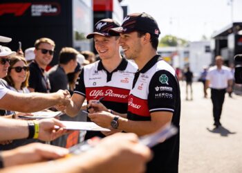haas brengt f1 naar londen bearman en ocon ontmoeten fans