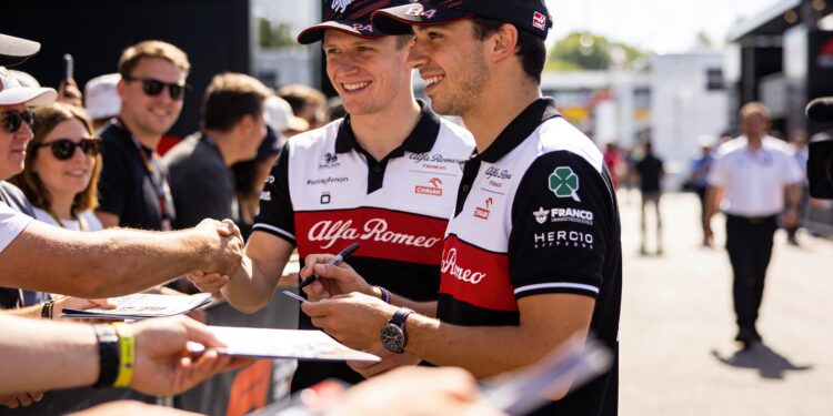 haas brengt f1 naar londen bearman en ocon ontmoeten fans