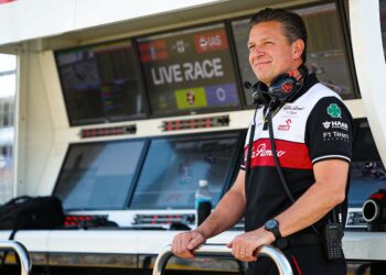 haas verrast iedereen komatsu lacht om p4 positie