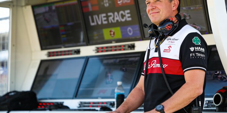 haas verrast iedereen komatsu lacht om p4 positie