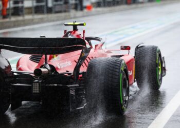 hamilton doorbreekt f1 pauze met ferrari test op fiorano