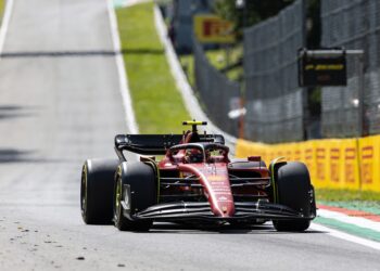 hamilton en ferrari zetten ontwikkeling door met t