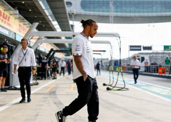 hamilton en kardashian bevestigen relatie op stran