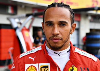 hamilton haalt uit naar critici na rampzalig 2025