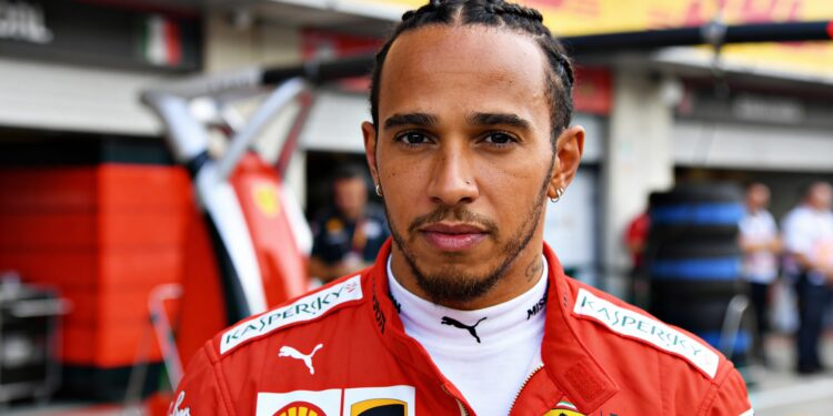 hamilton haalt uit naar critici na rampzalig 2025