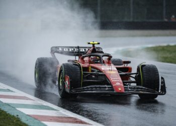 hamilton in ferrari actie op fiorano voor pirelli test