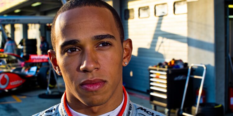 hamilton tekent bij mclaren begin van een f1 legende