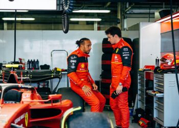 hamilton verward over ferrari s vermogen in japan