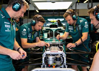 honda grijpt in na rampstart aston martin f1 seizo