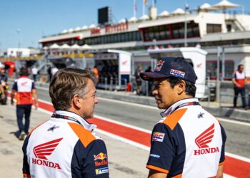 horner breekt stilte met opvallend bezoek aan moto