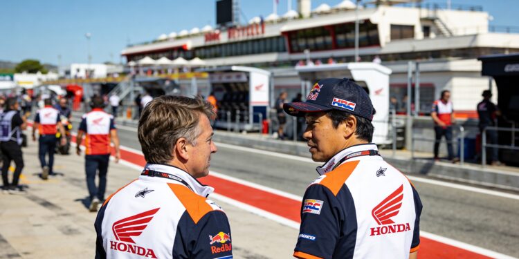 horner breekt stilte met opvallend bezoek aan moto