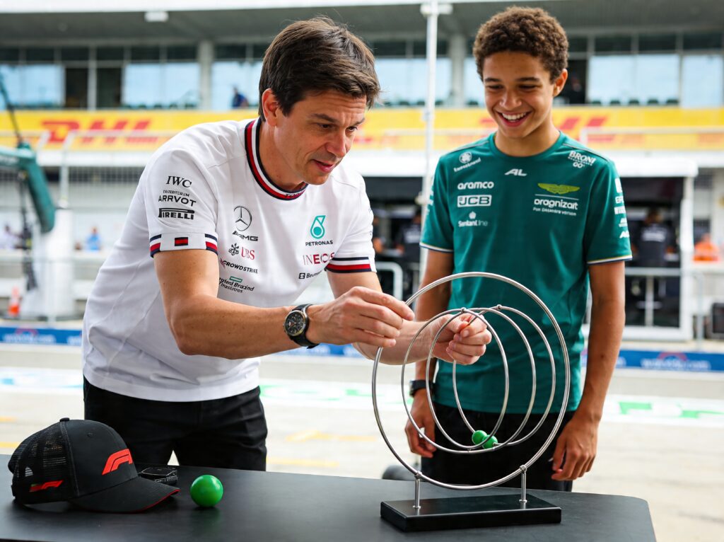 hulkenberg en bortoleto strijden in vermakelijke f1 grid games