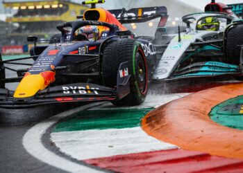 imola 2021 verstappen wint na controversi le hamilton clash