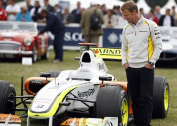 jenson button herenigd met iconische brawn kampioensbolide