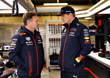 jos verstappen veegt mercedes geruchten rondom max van tafel