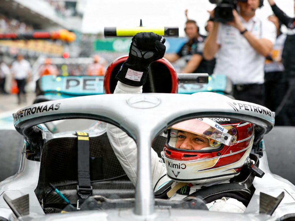 kimi antonelli pakt eerste f1 gp zege in shanghai