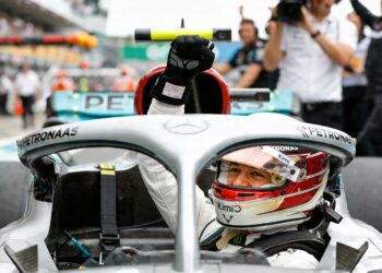 kimi antonelli pakt eerste f1 gp zege in shanghai