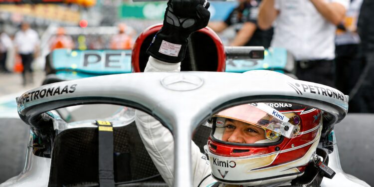 kimi antonelli pakt eerste f1 gp zege in shanghai