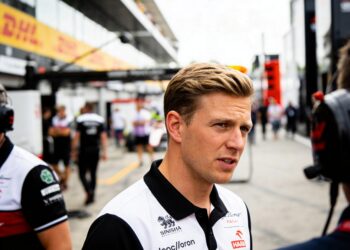 komatsu bevestigt ferrari gesprekken over bearman