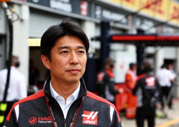 komatsu ruilt f1 paddock voor verrassingsbezoek bij coventry city