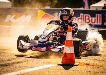 lawson zegeviert in spectaculaire red bull driftkart strijd