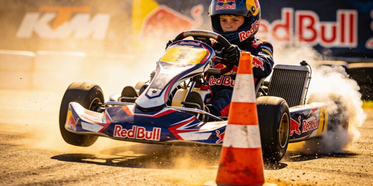 lawson zegeviert in spectaculaire red bull driftkart strijd