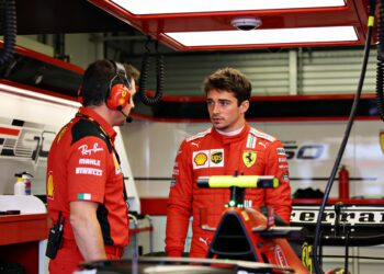 leclerc legt vinger op zere plek ferrari motor mis