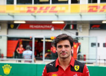 leclerc spreekt van familie en gelooft in ferrari succes
