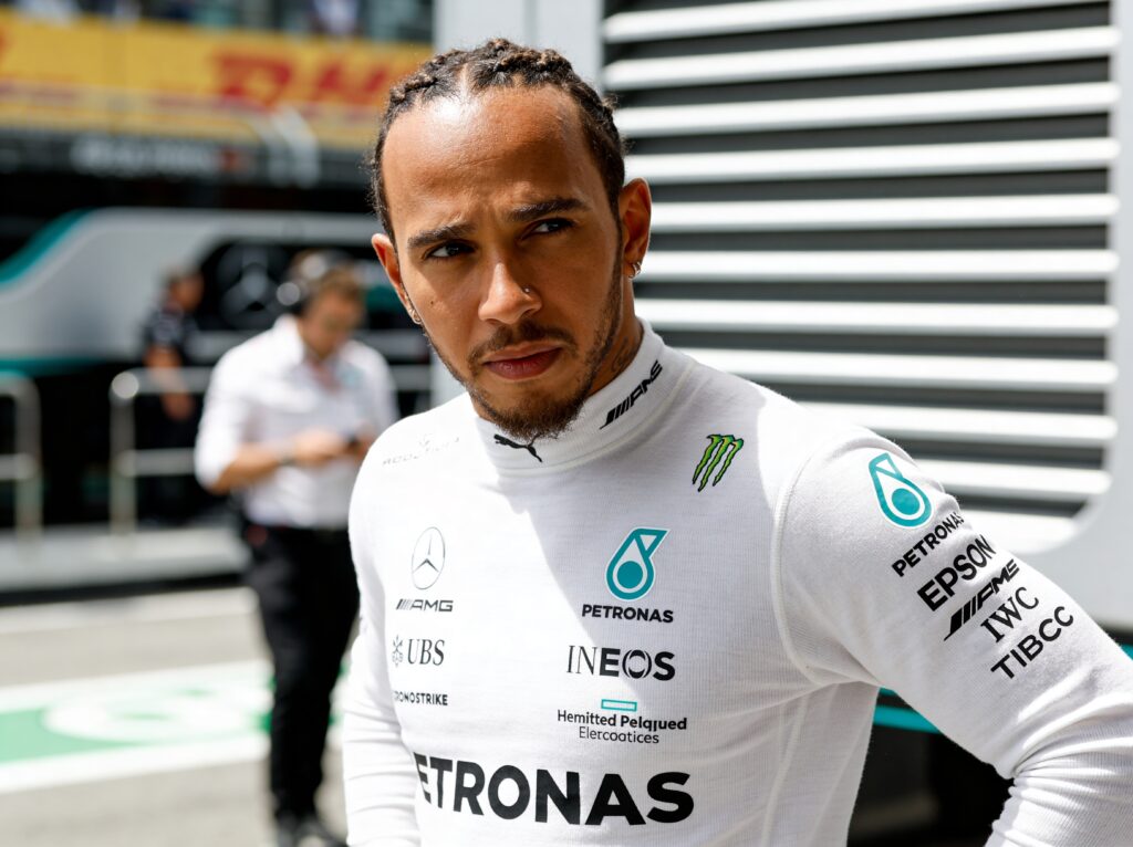 lewis hamilton daagt rivalen uit mijn training is onge venaard