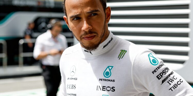 lewis hamilton daagt rivalen uit mijn training is onge venaard