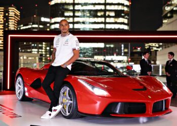 lewis hamilton in ferrari tijdens spectaculair event in tokyo