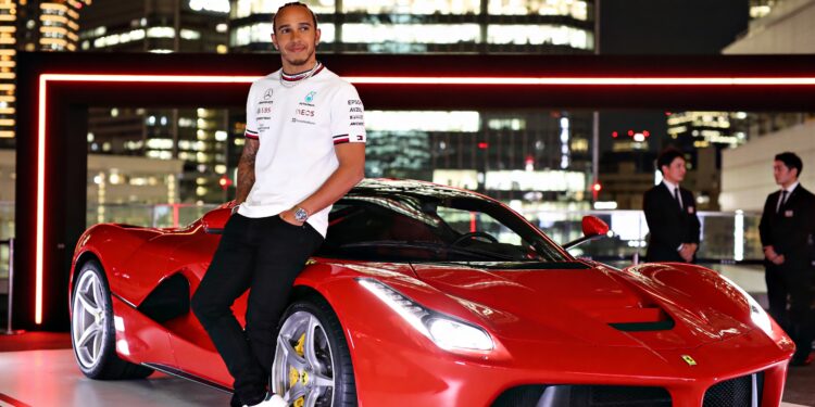 lewis hamilton in ferrari tijdens spectaculair event in tokyo