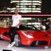 lewis hamilton in ferrari tijdens spectaculair event in tokyo