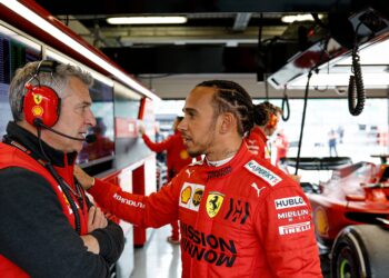 lewis hamilton inspireert ferrari in jacht op dominante mercedes