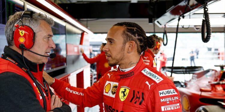 lewis hamilton inspireert ferrari in jacht op dominante mercedes