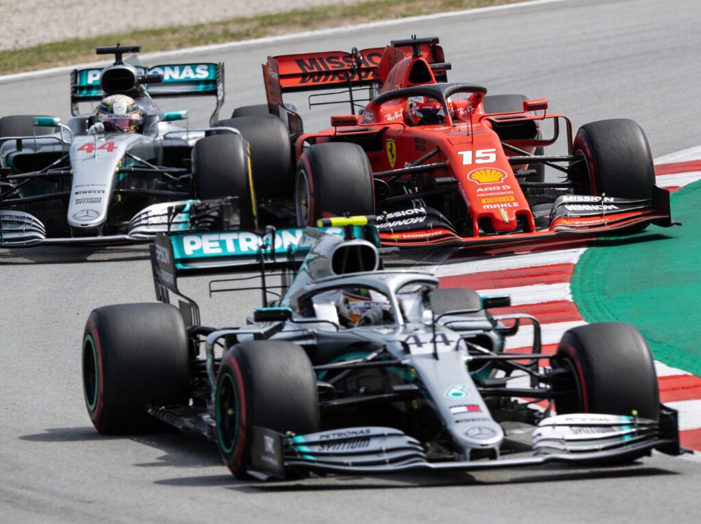 lewis hamilton verdedigt f1 regels zo hoort racen te zijn