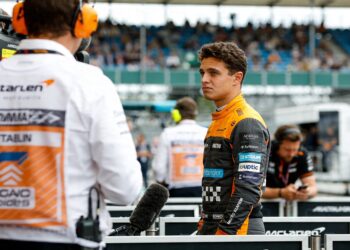 management lando norris legt coureur spreekverbod